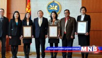Ерөнхийлөгч залуу эрдэмтэн, судлаачдад шагнал хүртээв