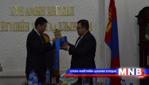 Хүн амын хөгжил, нийгмийн хамгааллын сайд  С.Эрдэнэ тамгаа гардаж авлаа  