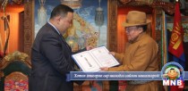 Үндэсний бүтээн байгуулалтын дээд шагнал-Төрийн гэрэгэ гардуулав