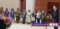 Ерөнхий сайд шилдэг 21 эмэгтэйд баяр хүргэлээ