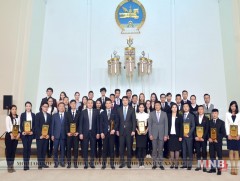 Шилдэг оюутнуудад Монгол Улсын Ерөнхий сайдын нэрэмжит тэтгэлэг гардууллаа