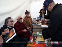 Зохиолчдын гарын үсэгтэй номыг худалдан авлаа 