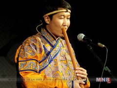 Цуурчдын тухай баримтат кино хийнэ