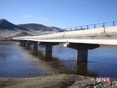 Тэрхийн голын бетон гүүрийг засварлах хугацаанд хөвдөг гүүр ашиглана