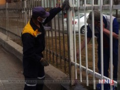 Зам дагуух хайс хашлагийг угааж байна