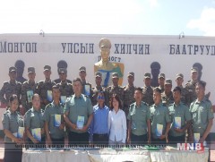 Торгон хилчдийн алган дээр “Ув улаахан хацарт” ном дэлгэгдлээ