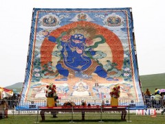 Даншиг наадмын үеэр Очирваань бурханы дүрийг зална