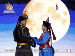 “Учиртай гурван толгой” дуурийг задгай талбайд хоёр дахь жилдээ толилууллаа