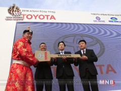 Монгол Улсын Аварга Ч.Санжаадамбад “Ланд крузер-200” авто машин гардуулан өглөө