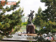 Заавал үзэх хөшөө дурсгалууд: “Эмнэг сургагч” баримал