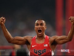 Олимпийн хошой аварга Эштон Итон