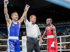 Э.Цэндбаатарынхаа дээлийн захыг мушгия