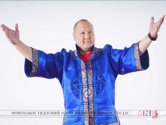 Т.Дэлгэрмөрөн Г.Мандахнаранд хүндэтгэл үзүүлнэ