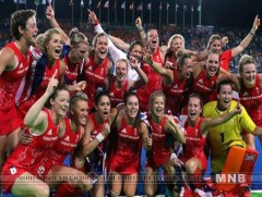 Зүлэгний хоккейд Их Британийн эмэгтэй тамирчид анх удаа аваргаллаа 