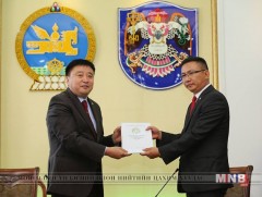 Хотын дарга мөрийн хөтөлбөрөө НИТХ-д өргөн барилаа