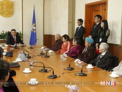 Улс төрийн хилс хэрэгт хэлмэгдэгсдийн ар гэрийнхэнд хүндэтгэл үзүүллээ