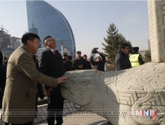 “Мэлхийт” хөшөөнд хүндэтгэл үзүүлж, нийслэлийн туг мандууллаа