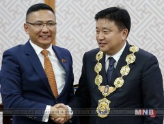 Нийслэлийн Засаг дарга С.Батболдод “Ёслол хүндэтгэлийн Гэрэгэ” гардууллаа