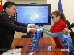 Хөгжлийн бэрхшээлтэй гурван иргэнд түрээсийн орон сууцны эрхийн бичиг гардууллаа