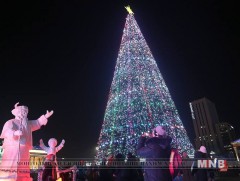 Төв талбайн сүлд модны гэрлийг асаалаа