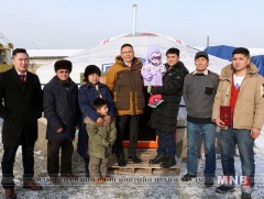 Иргэн Б.Баасанбаярынд өргөө цагаан гэр бэлэглэлээ
