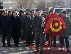 Ж.Батмөнх агсны хөшөөнд цэцэг өргөлөө