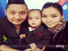 О.Дөлгөөн гэр бүлийнхэнтэйгээ АНУ-ыг зорьжээ