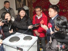 Агаарын бохирдол ихтэй бүсэд хотын дарга ажиллаж, дулаан хадгалах шинэ халаагуур зарим өрхөд өглөө 