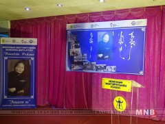 Нэмэндэйн Янжмаагийн үзэсгэлэн дэлгэгдлээ