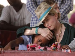 Алдарт дуучин Мадонна  2 ихэр охин үрчилж авчээ