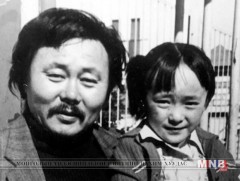 Л.Нарандулам: Аавынхаа “Толгодын цаана ингэ буйлна” эхний ботийг хэвлүүллээ