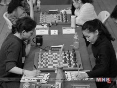 Ү.Үүрийнтуяа гурав дахь өрөгт их мастер Т.Батчимэгийг хожиж, эхний шуугианыг тарив