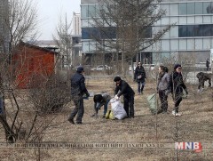 Хотын гудамж талбайг цэвэрлэв