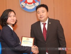 Нийслэлийн шилдэг сурагчдад шагнал гардууллаа