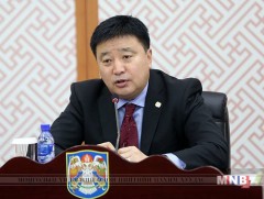 Хотын дарга бүжигчин сурагчдыг хүүхдийн баярын арга хэмжээнд урилаа