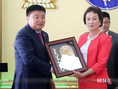 Хоёр иргэнд орон сууц эзэмших эрхийн гэрчилгээ олгов