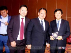 Бугат хотын гэр хорооллыг орон сууцжуулах ажилтай танилцлаа