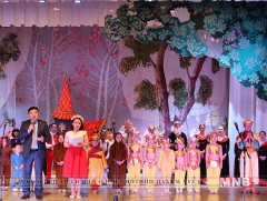 Зорилтот бүлгийн хүүхдүүдээ баярлууллаа