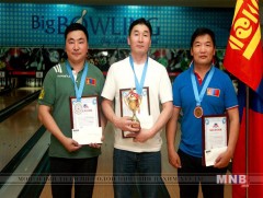 Гурван боулингч хөдөлмөрөө үнэлүүлэв