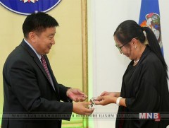 Гэр хорооллыг хөгжүүлэх сангаас дэмжлэг авсан эхний иргэн орон сууцны түлхүүрээ гардлаа