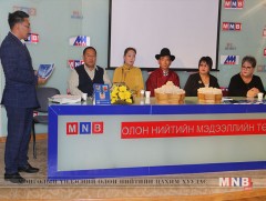 П.Алтанцэцэгийн “Сүүтэй дөрөө”-г уншигчид нь мялаав