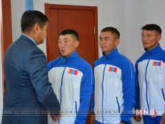 Дэлхийн аварга шалгаруулах тэмцээнд оролцох баг тамирчдад Онцгой байдлын албаны тугийг гардуулан ө..