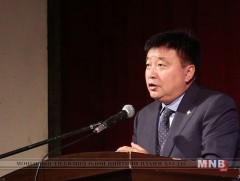 Хотын дарга багш нарт баяр хүргэж, үг хэллээ