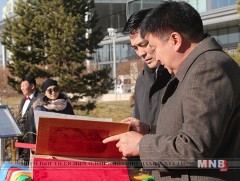 Нийслэл хотын үе үеийн удирдлагууд “Мэлхийт” хөшөөнд хүндэтгэл үзүүллээ