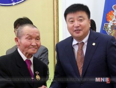 Нийслэлийн нутгийн захиргааны байгууллагуудын тэргүүний ажилтнуудад шагнал гардууллаа 