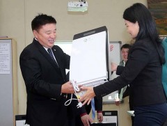 Сургууль, цэцэрлэгт дотоод орчны агаарын чанар сайжруулах тоног төхөөрөмж гардуулав