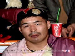 Тэр 6-р ангид орохдоо үеийнхнээсээ тасархай бөх болчихсон байв