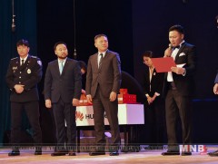 200 ажилтан, алба хаагчдад гар утас бэлэглэв