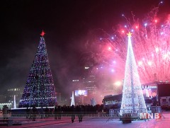 Төв талбайн сүлд модны гэрлийг асаалаа