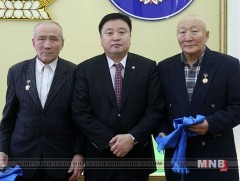 Хөдөлмөрийн баатар, гавьяат цолтой ахмадуудад хотын дарга орон сууцны түлхүүр гардууллаа